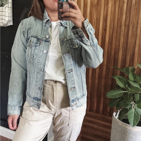 Levis Medium Light Wash Jean Jacket. Size S - Picture 10 of 11